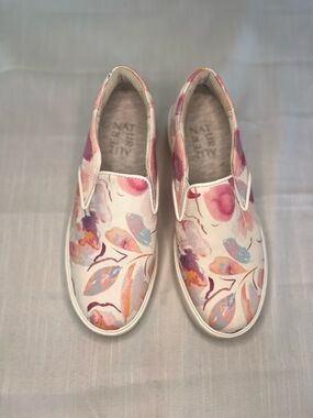 Naturalizer Floral Slip-On Sneakers in White, Pink and Purple Size 5M